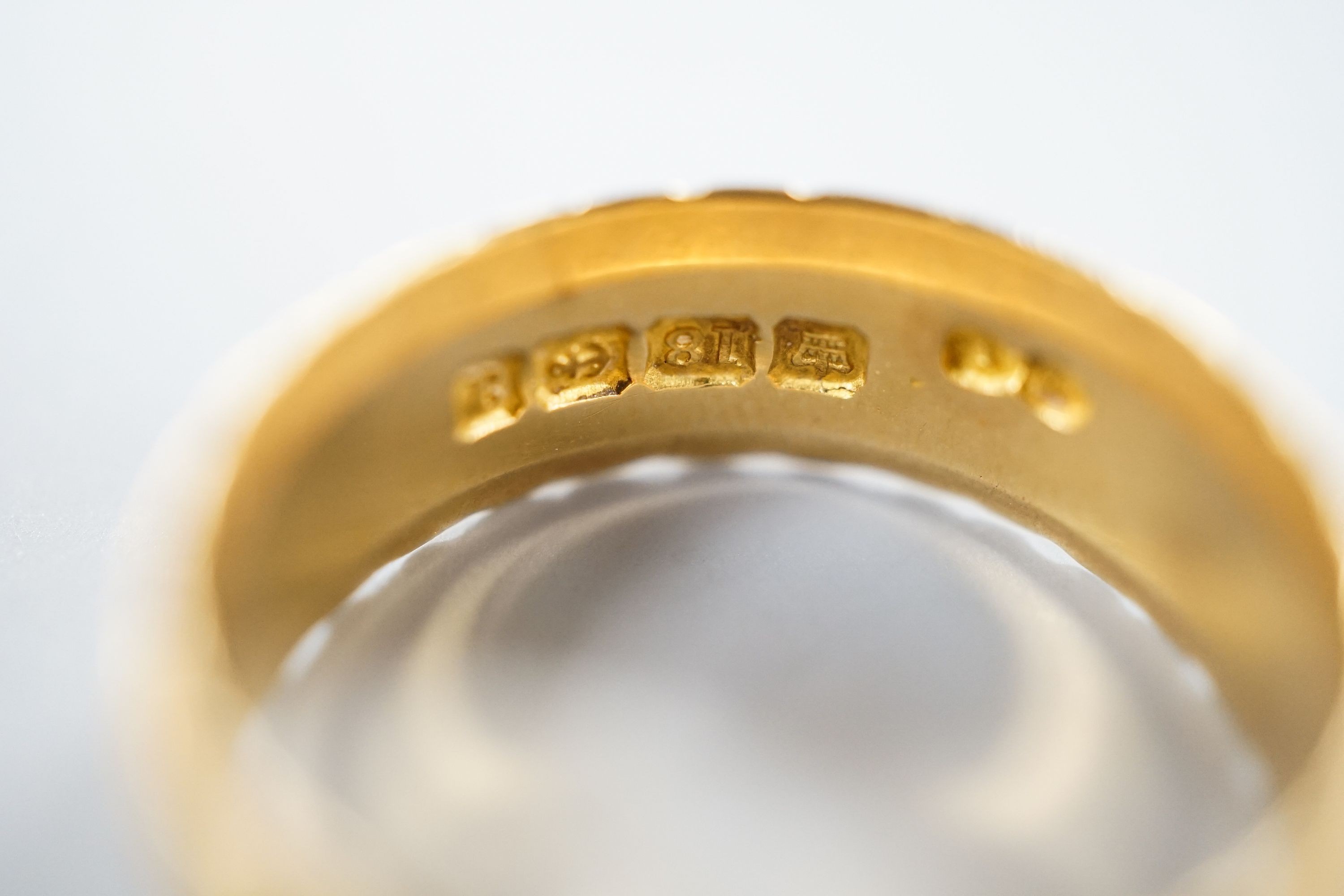 A late Victorian engraved 18ct gold wedding band, Birmingham, 1900, size Q, 6.7 grams.